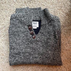 Trait dark gray V-neck sweater with top buttons